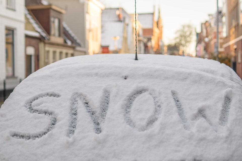 3 things to remember when de-icing your screen over the winter period 3 things to remember when de-icing your screen over the winter period